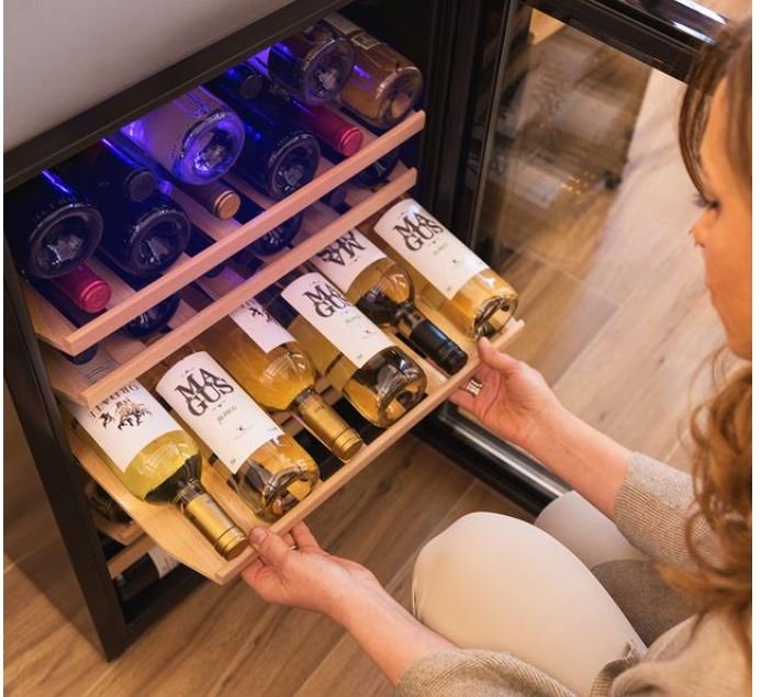 Cave à vin Bolero GrandSommelier 4850 Black Compressor, 48 bouteilles, avec système de refroidissement par compresseur pour une performance optimale. Température réglable et éclairage LED intérieur. – Image 7